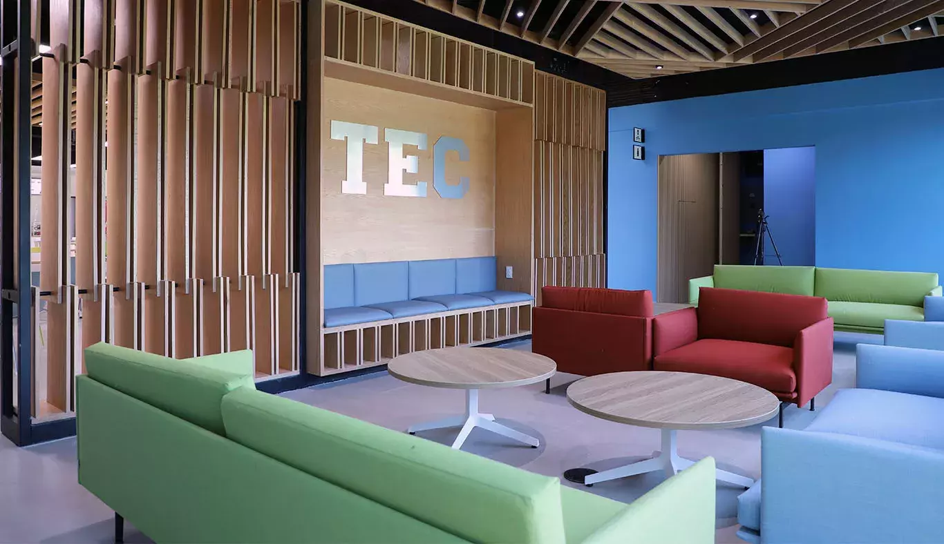 Espacio para convivencia en la cafetería del Tec de Monterrey campus Laguna