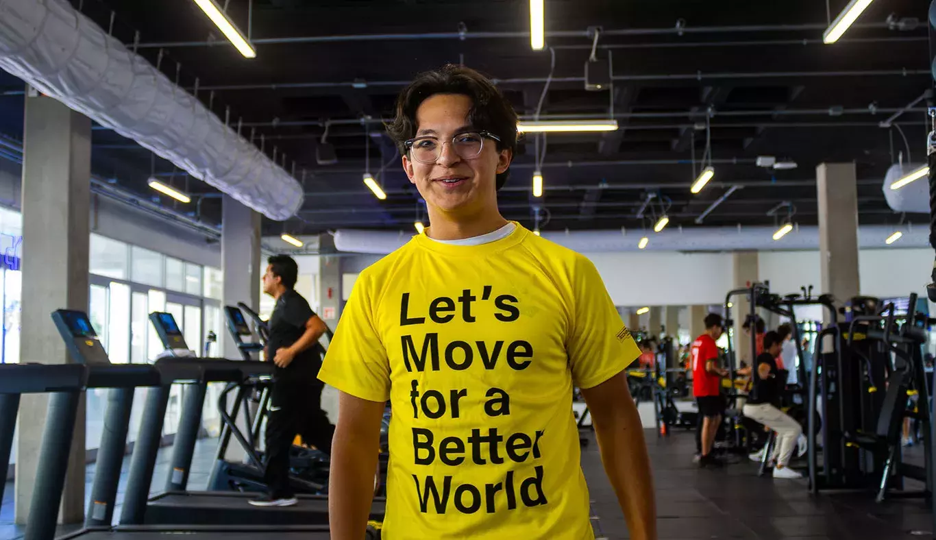 Alumno en el nuevo gimnasio del campus