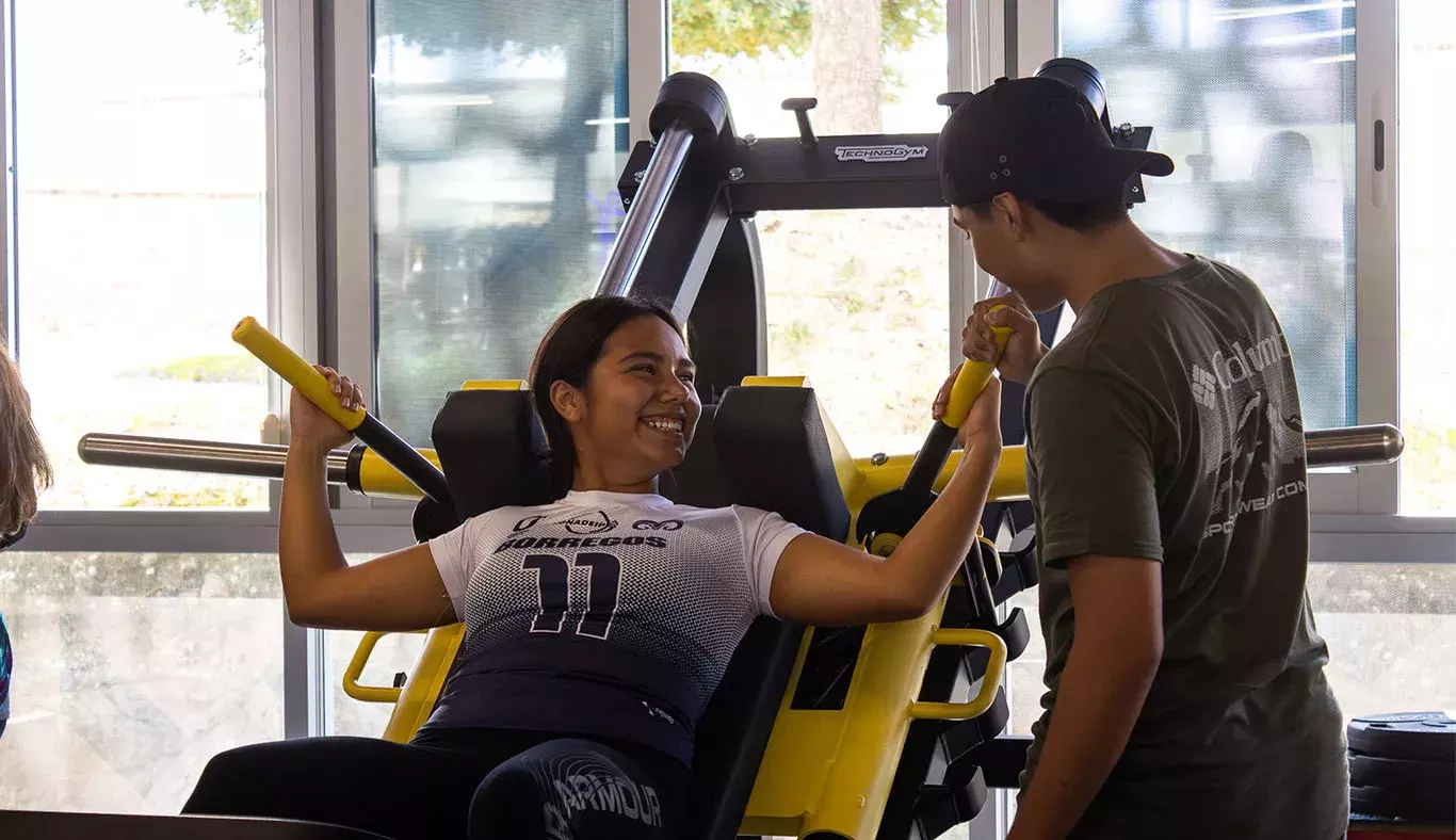 Estudiantes probando los nuevos equipos del gimnasio