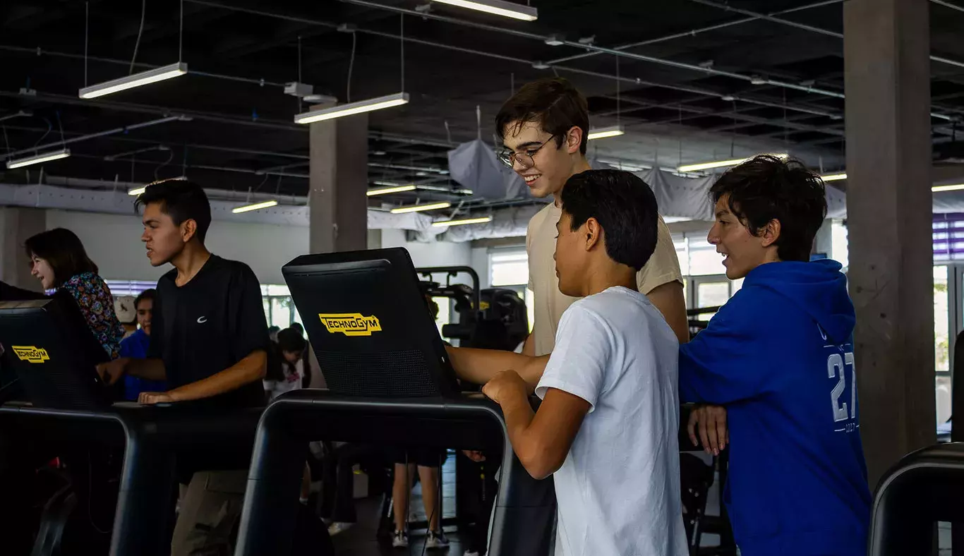 Estudiantes probando las nuevas caminadoras del gimnasio