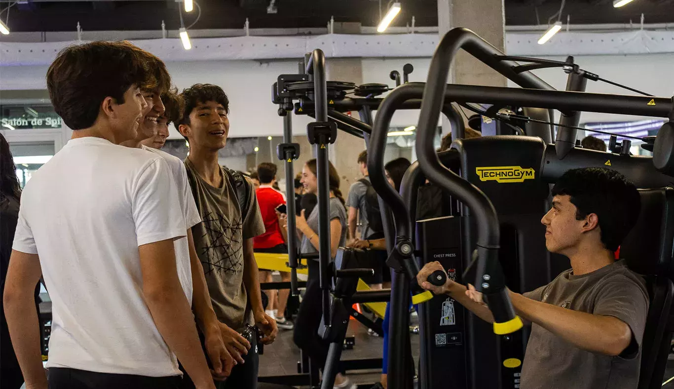 Estudiantes haciendo uso de los equipos nuevos del gimnasio