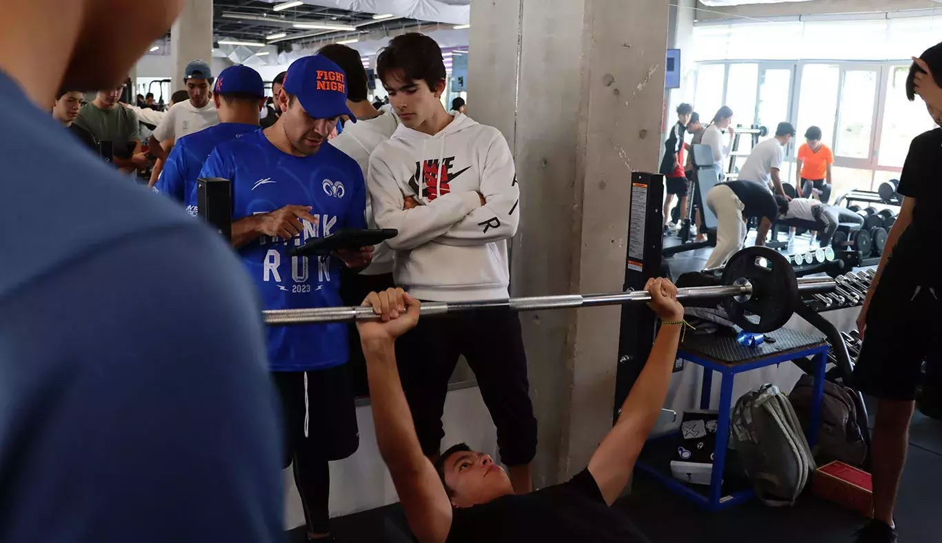 Estudiantes haciendo uso los nuevos equipos de brazo del gimnasio