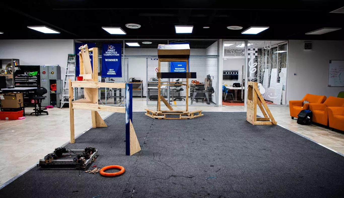 Cancha del laboratorio de PrepaTec Laguna consiste en un tapete y los insumos necesarios para el juego del robot