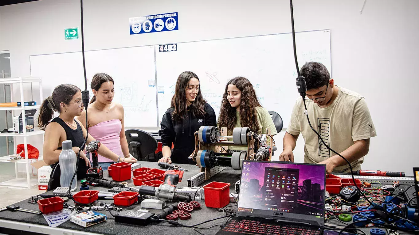 Estudiantes trabajan en laboratorio de PrepaTec Laguna llamado Maker Space