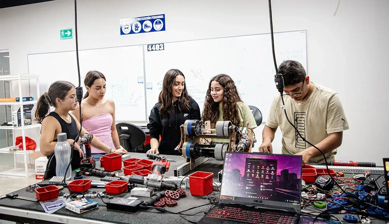 Estudiantes trabajan en laboratorio de PrepaTec Laguna llamado Maker Space