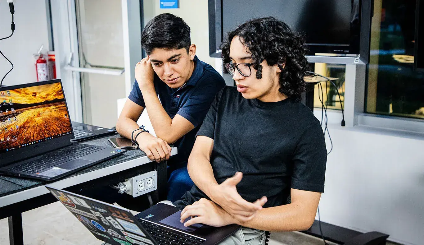 Mentores de ROULT trabajan en el Maker Space
