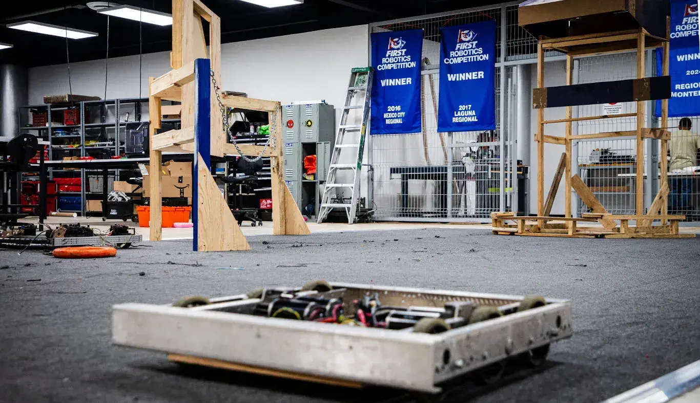 Cancha del Maker Space con un robot prototipo de ROULT 4403 PrepaTec Laguna