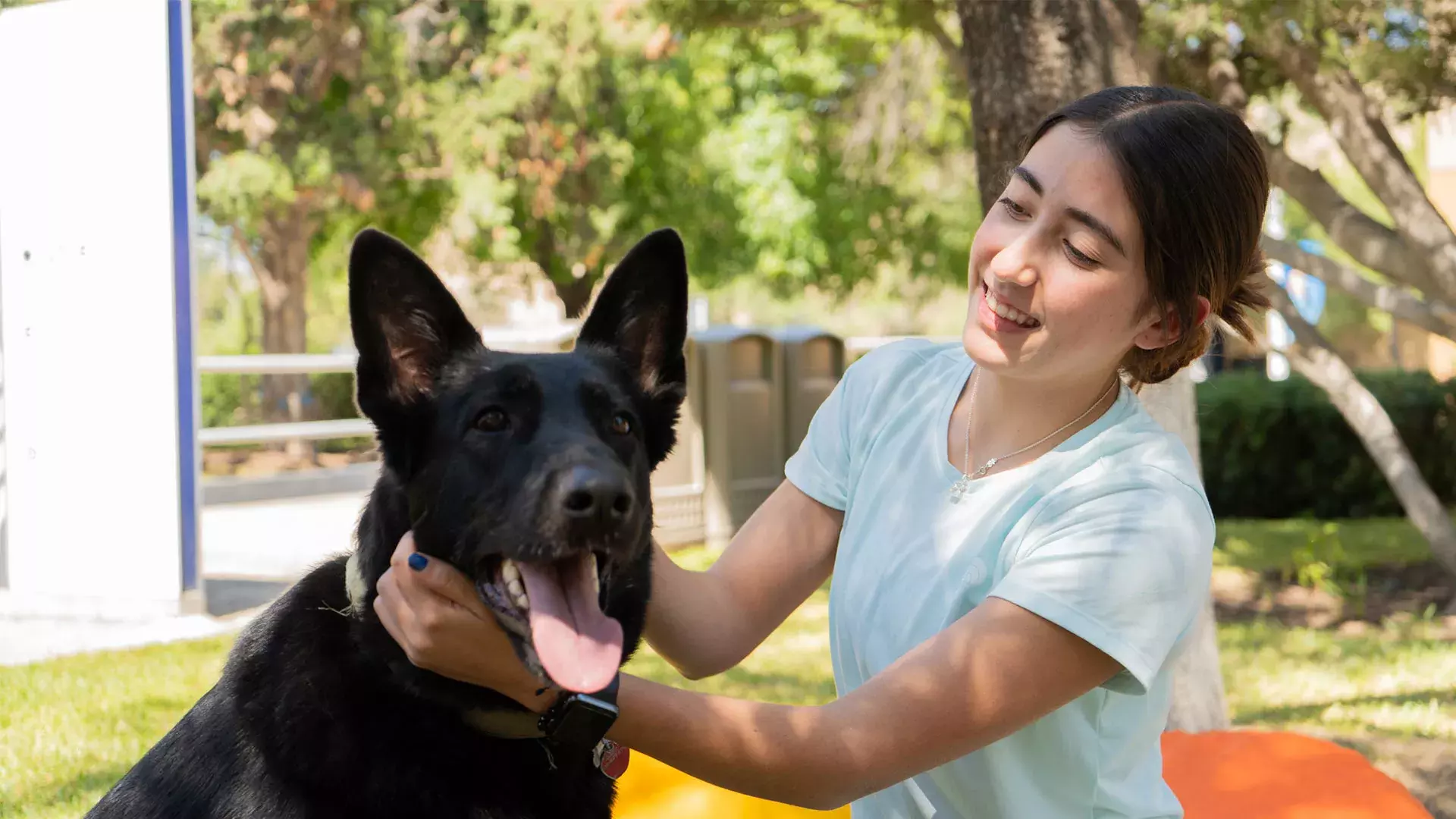 Estudiante sonriendo con mascota