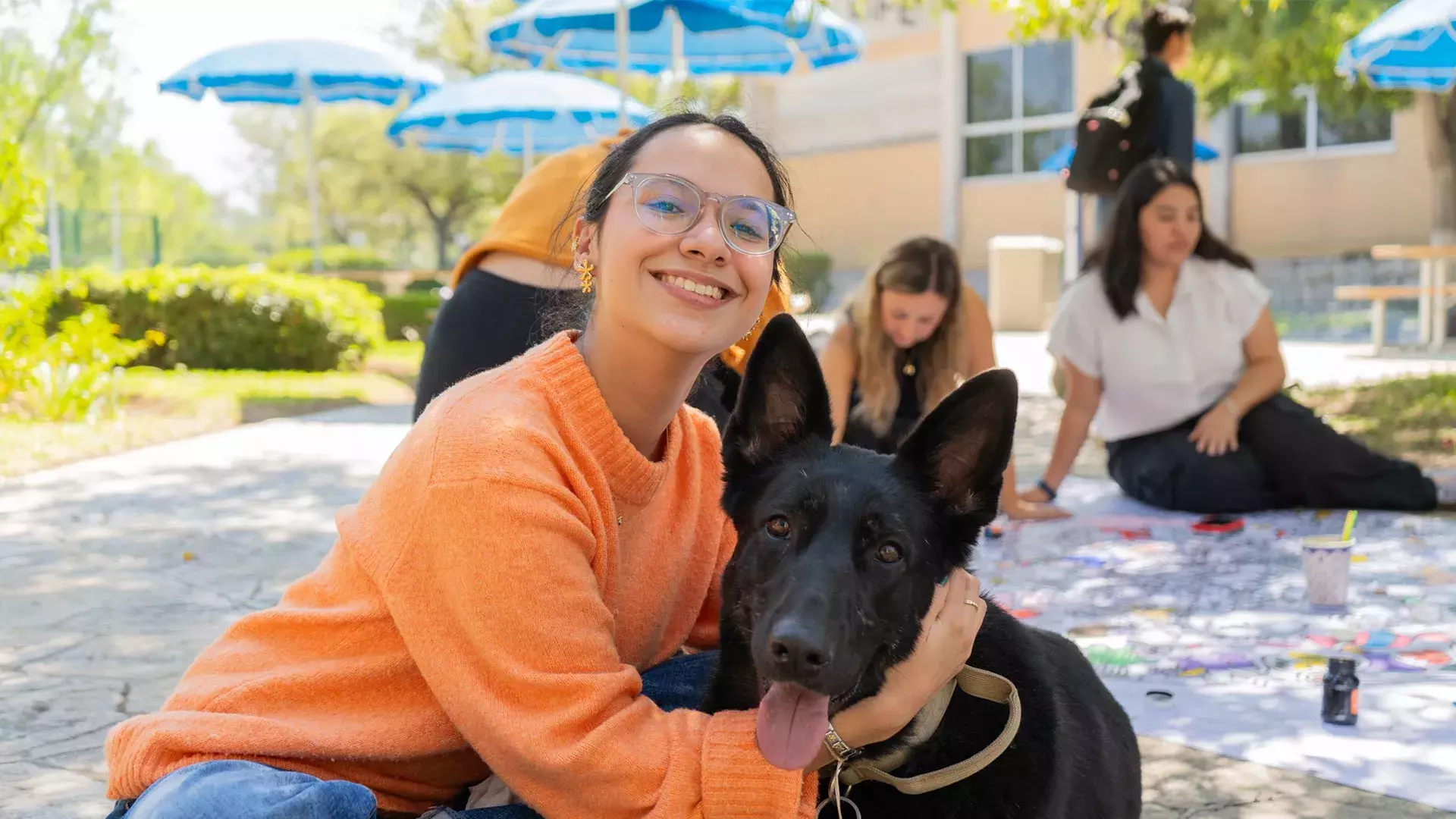 Alumna abrazando a mascota