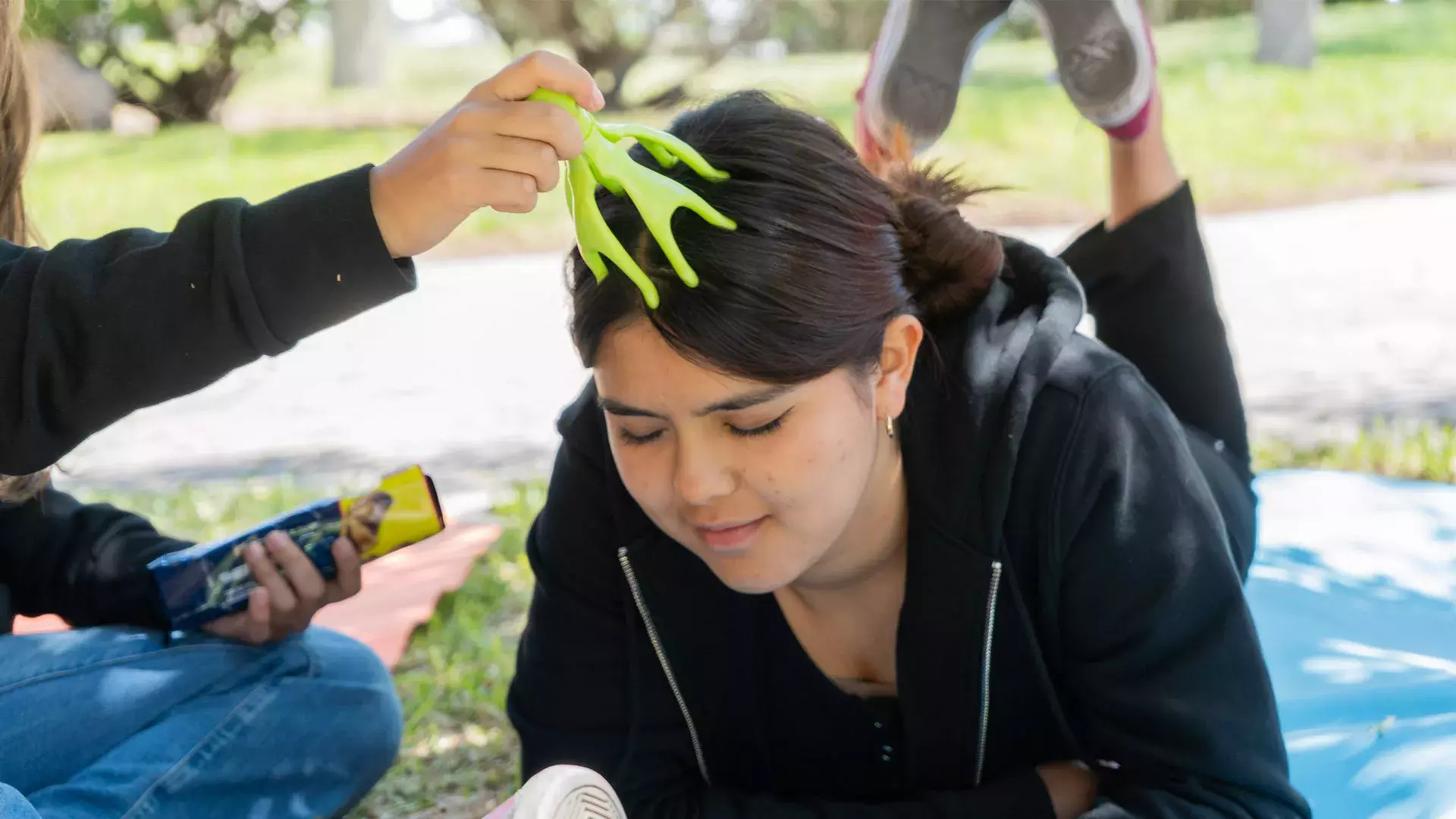 Estudiante relajada en jardín