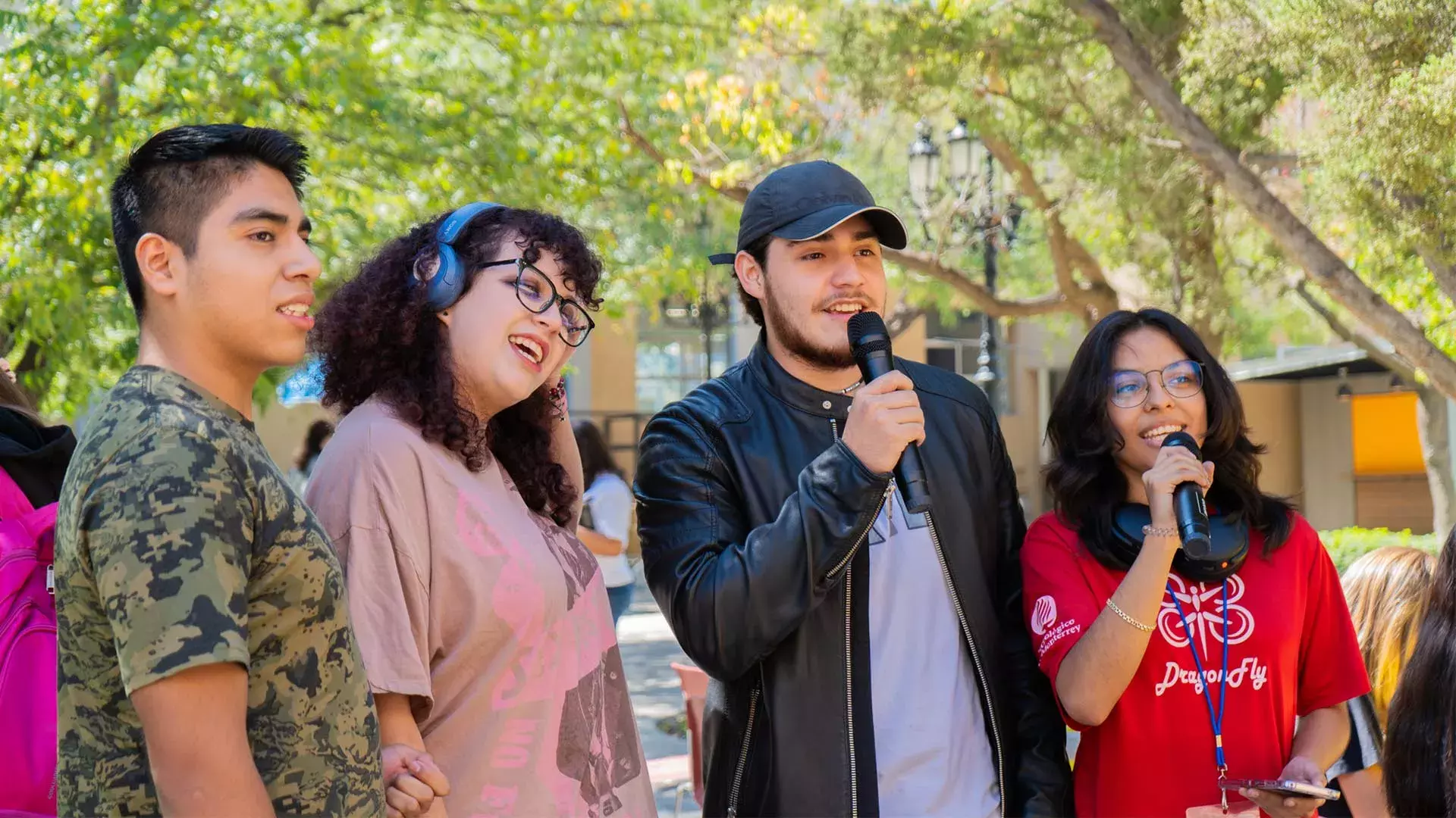 Alumnos en karaoke