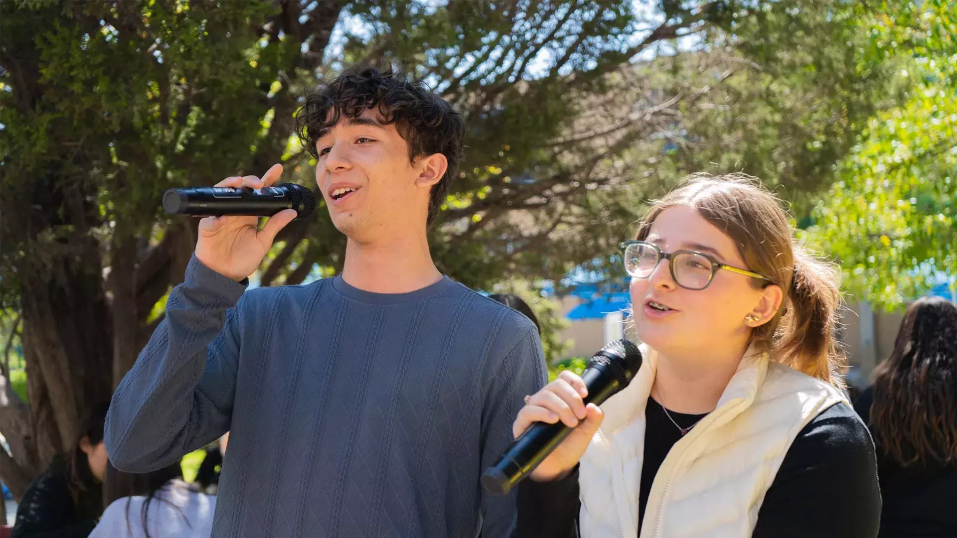 Alumnos cantando juntos