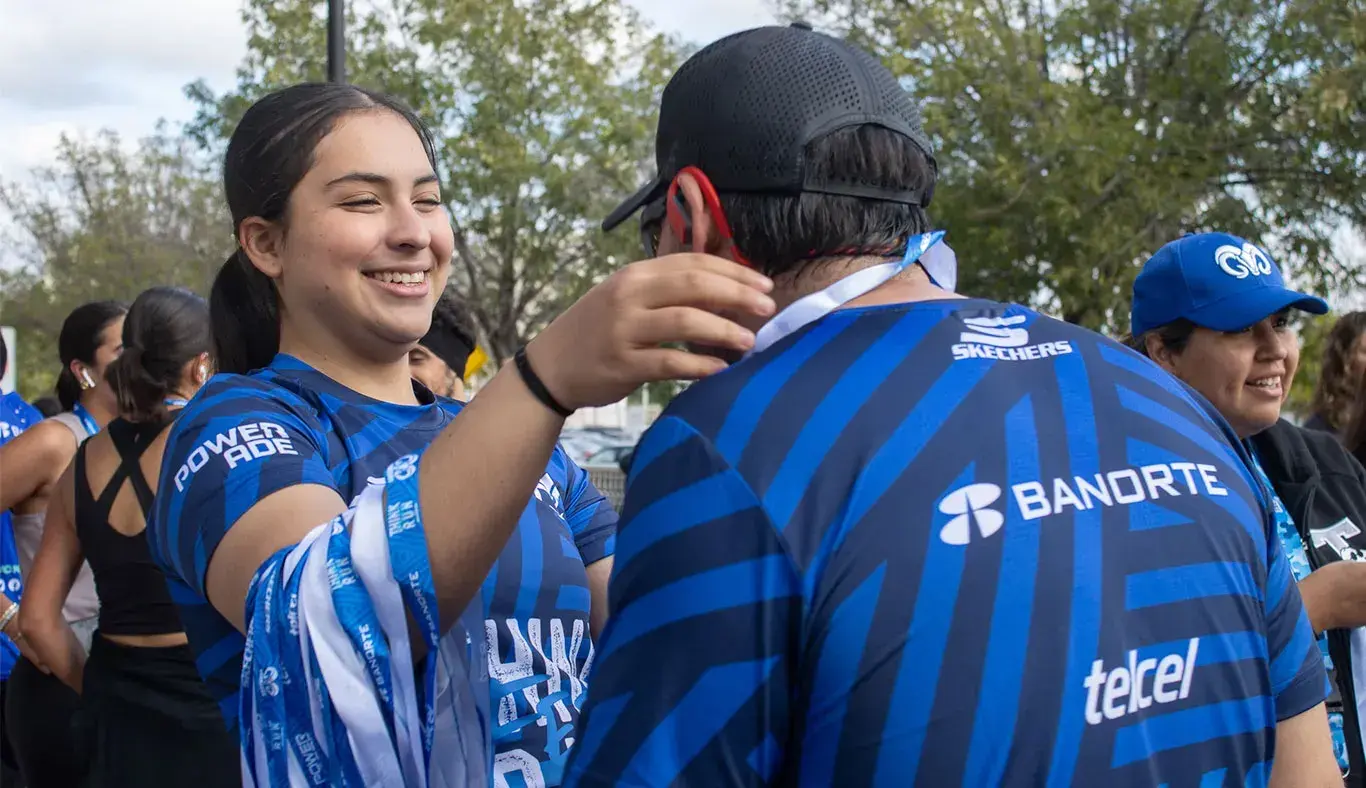 Entrega de medalla a participante 