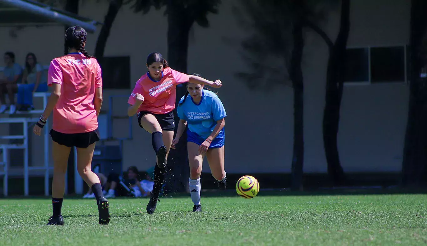 Dos alumnas de Sonora Norte en partido de fútbol contra Guadalajara.