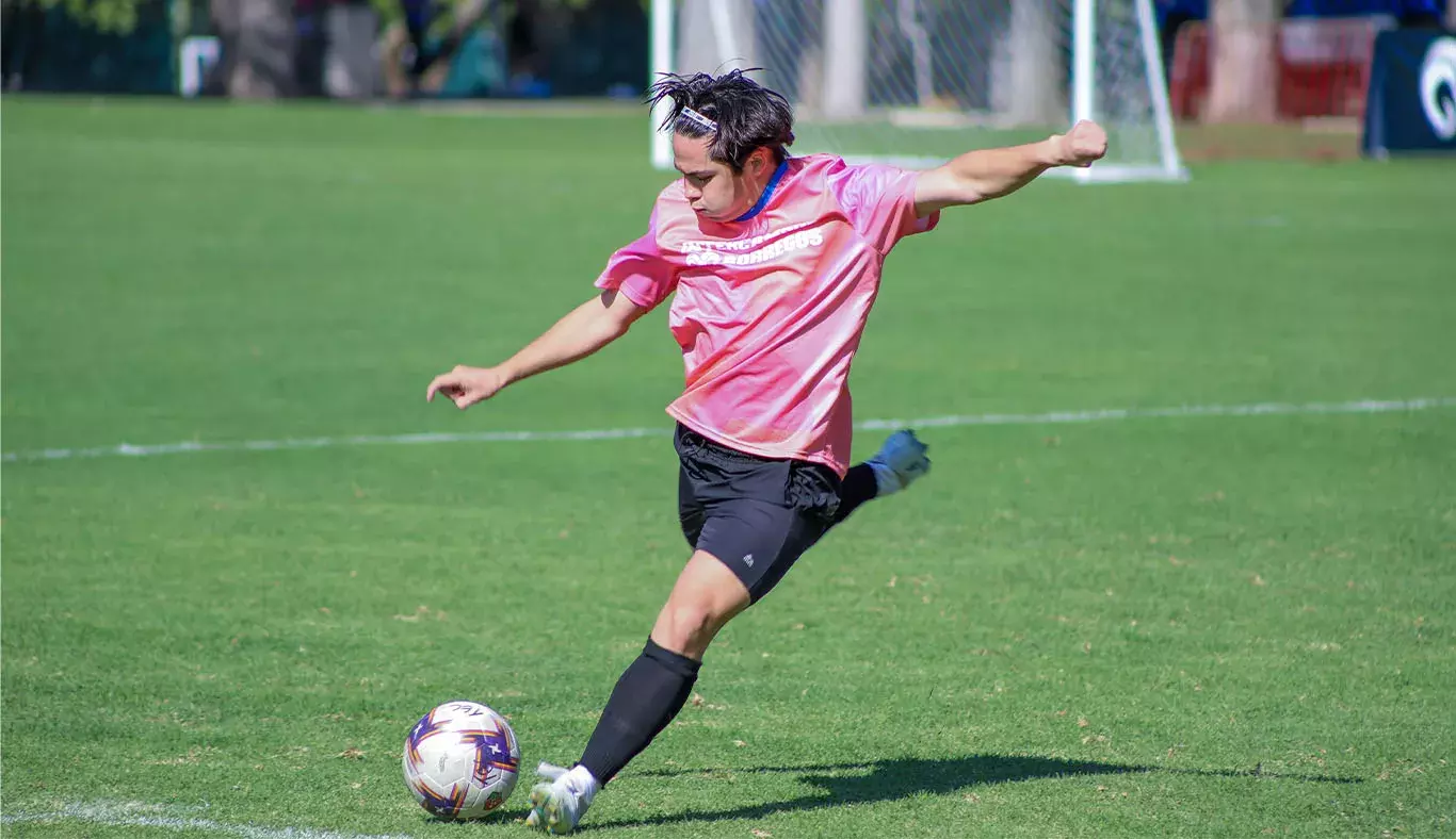 Jugador de futbol se prepara para patear el balón. 