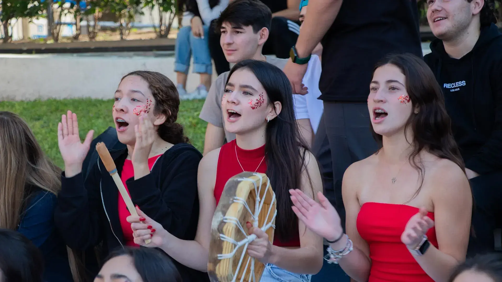 Alumnas echando porra a equipo