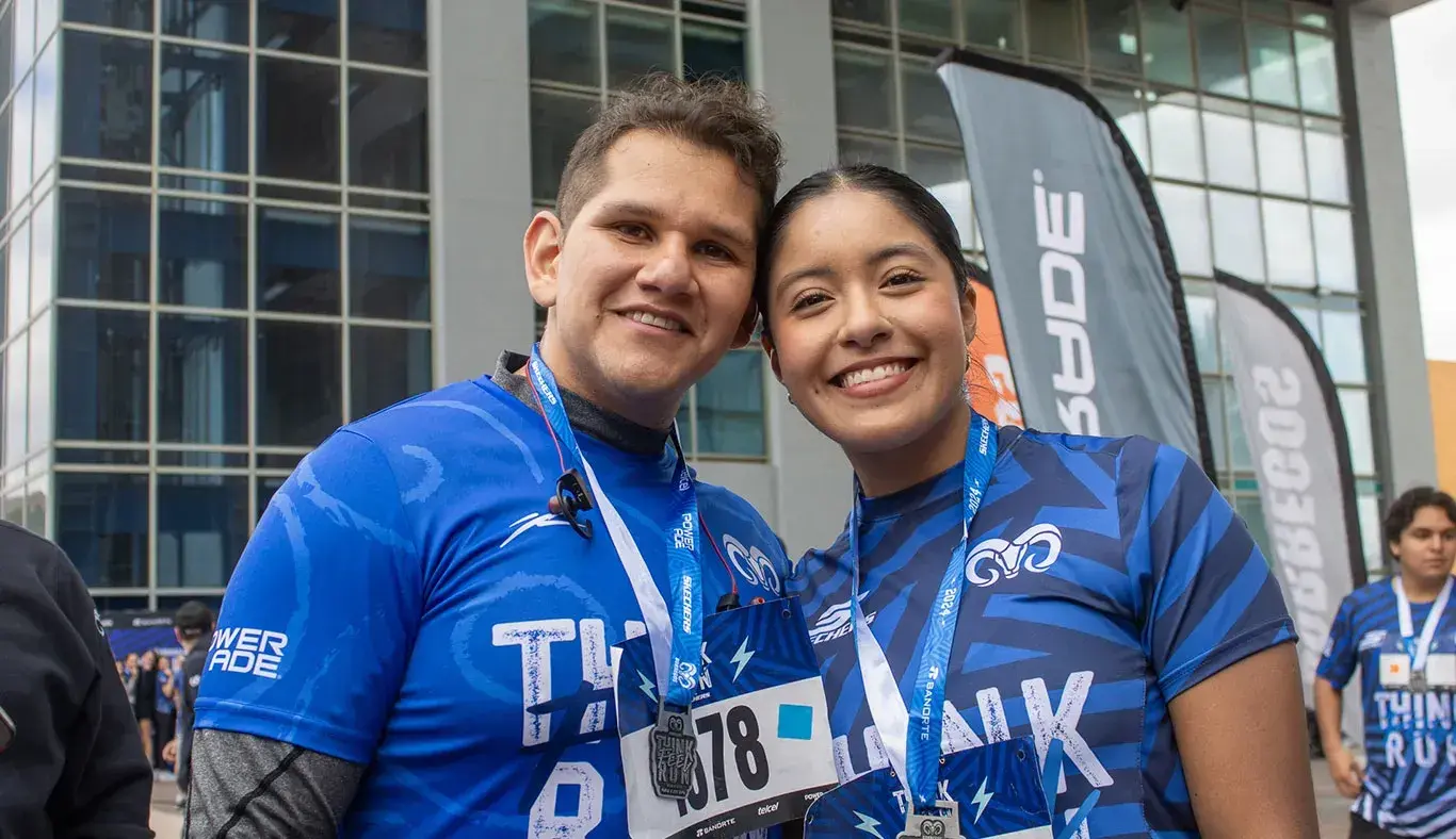 EXATEC y colaborador sonriendo a la cámara 