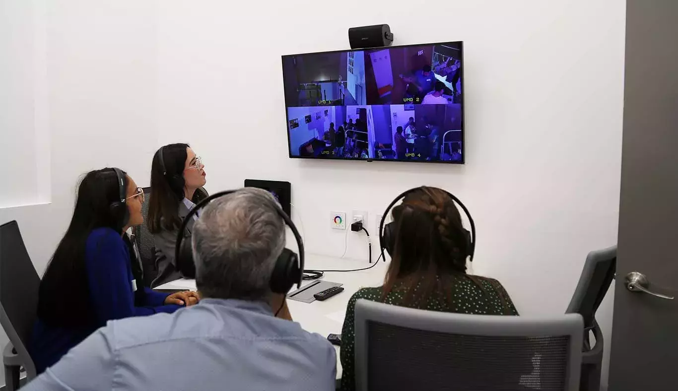 Colaboradores haciendo uso de la sala de observación.