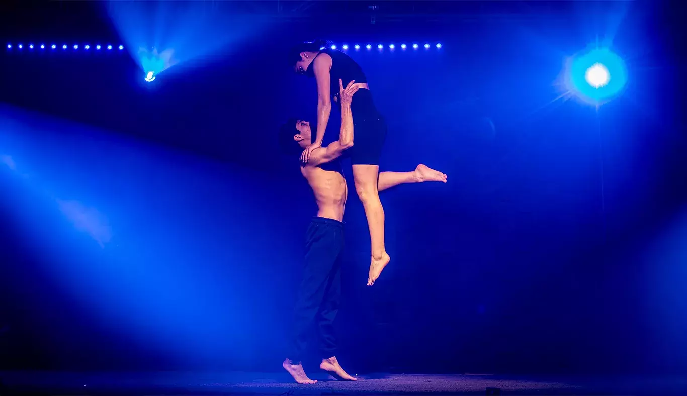 Nallely y Karol, actores y bailarines, congelados en un movimiento dramatico mostrando en plena presentación de Tec's Got Talent.