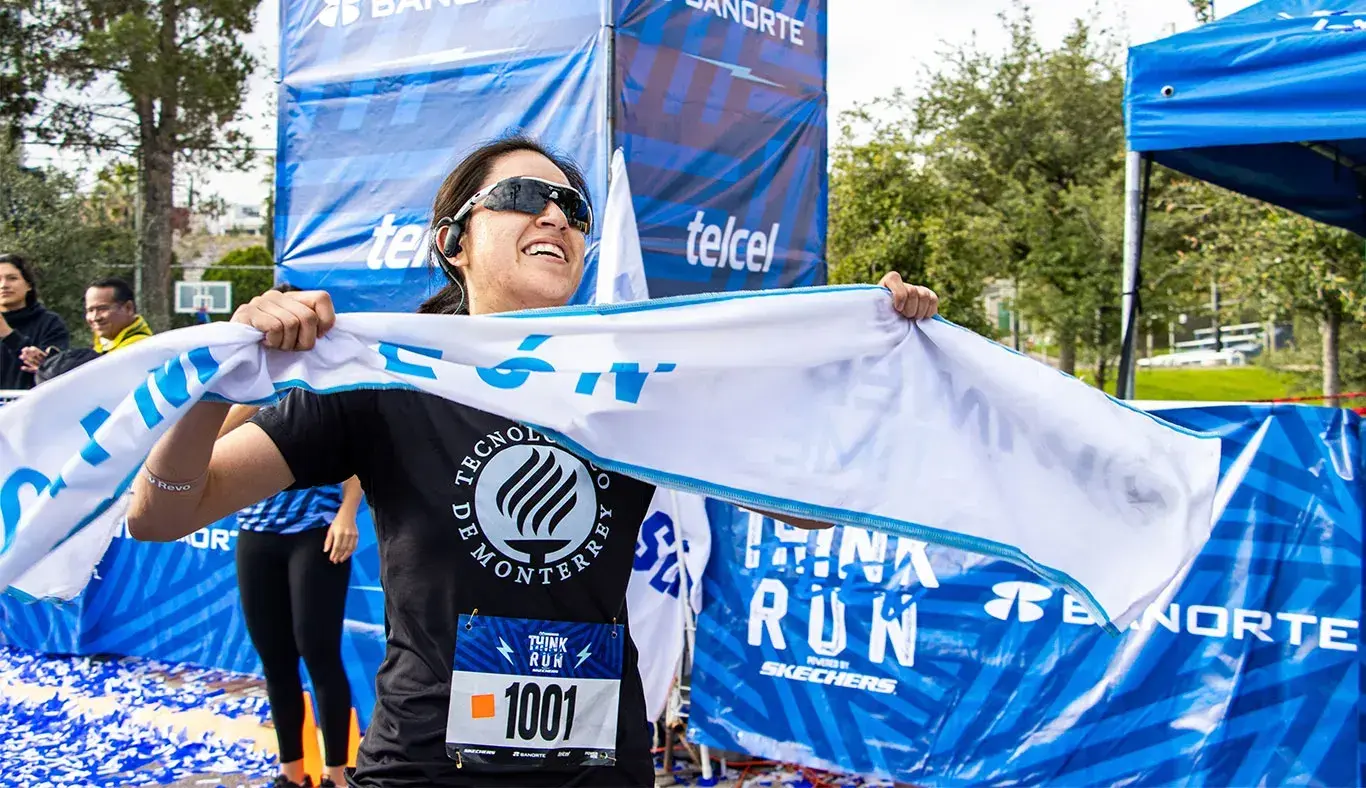 Alumna cruza la meta en primer lugar de su categoría