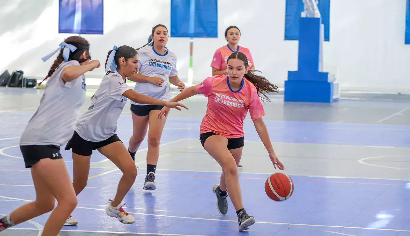 Alumna de Sonora Norte jugando basquetbol.