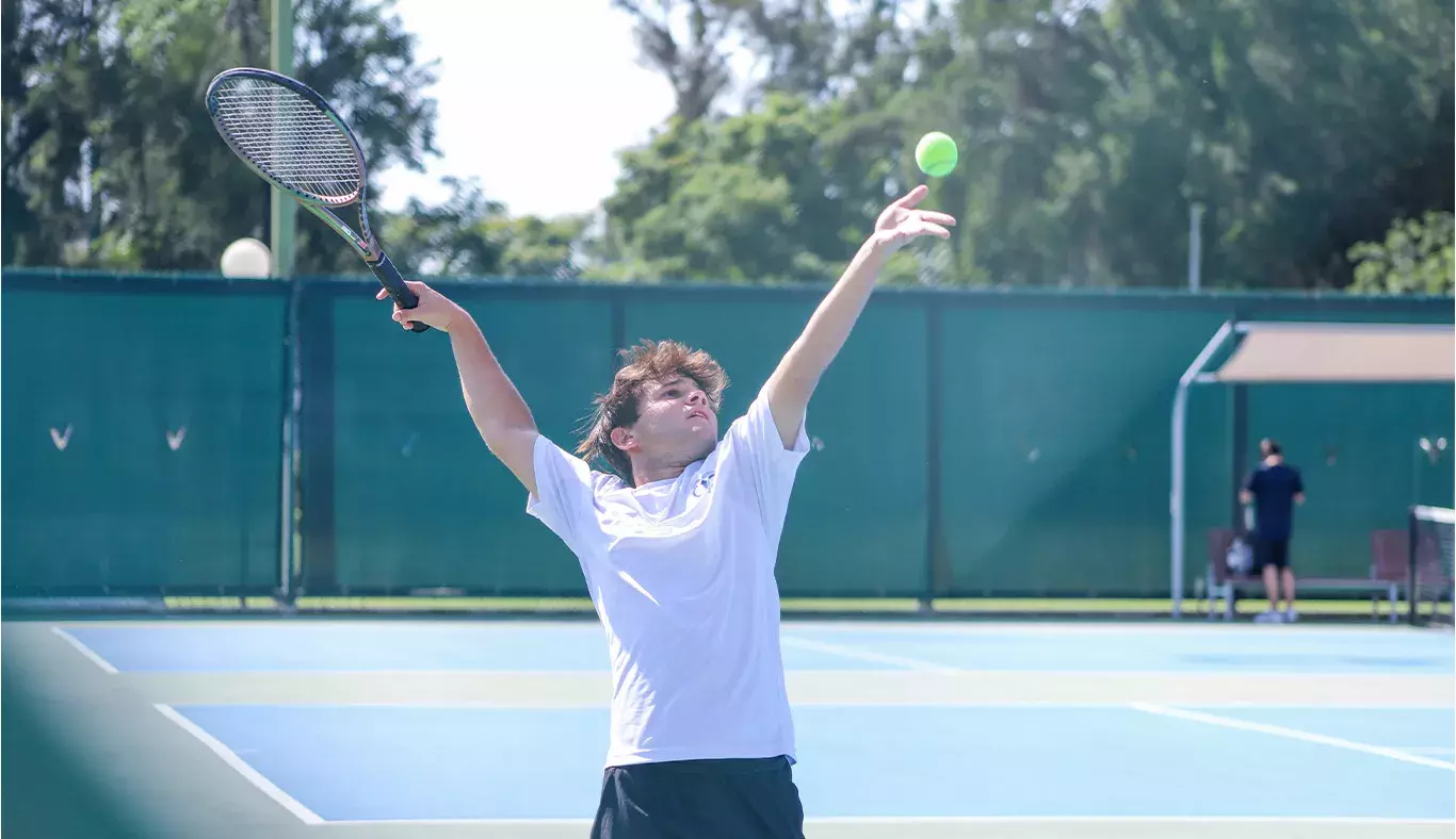 Joven preparando saque de tenis. 