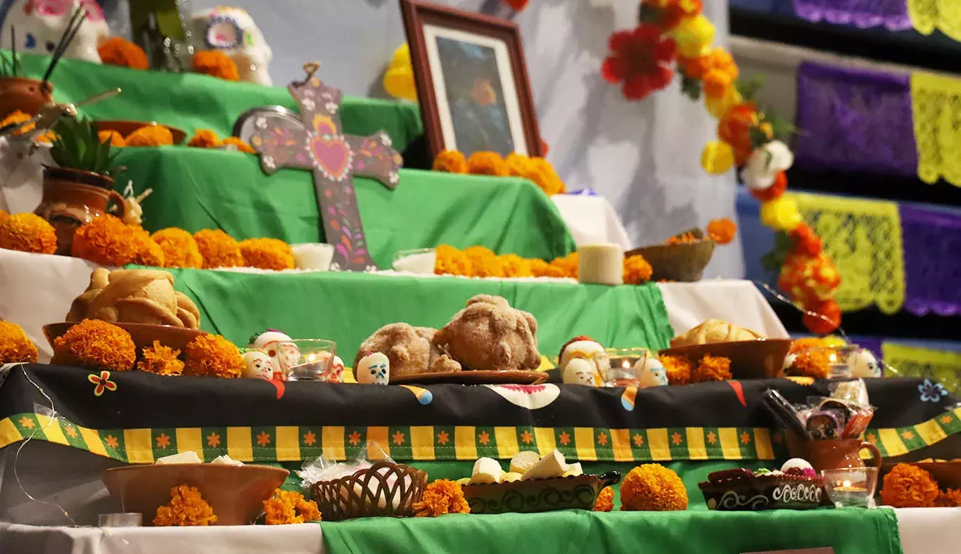 Detalles de un altar de muertos.