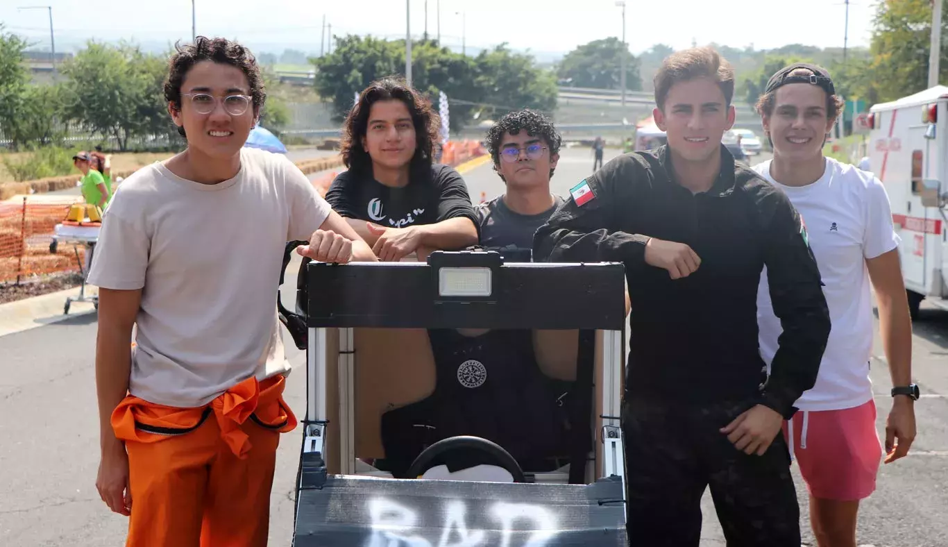 Por sexto año, la Escuela de Ingeniería y Ciencias y la Sociedad de Estudiantes de Ingeniería del Tecnológico de Monterrey en Cuernavaca llevaron a cabo la carrera de autos sin motor, Downhill Challenge Racer.