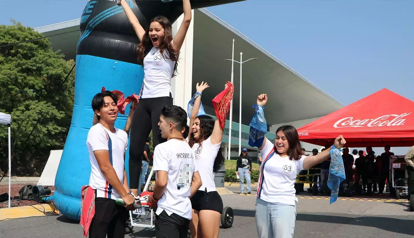 Por sexto año, la Escuela de Ingeniería y Ciencias y la Sociedad de Estudiantes de Ingeniería del Tecnológico de Monterrey en Cuernavaca llevaron a cabo la carrera de autos sin motor, Downhill Challenge Racer.