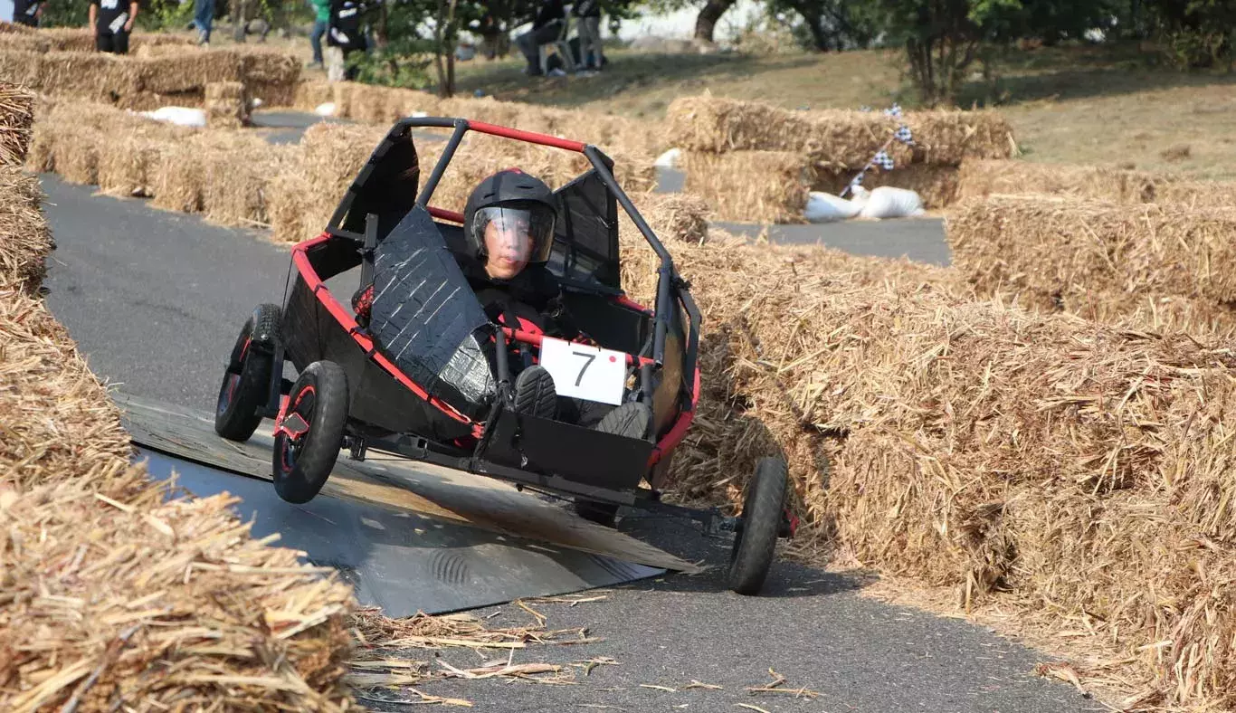 Por sexto año, la Escuela de Ingeniería y Ciencias y la Sociedad de Estudiantes de Ingeniería del Tecnológico de Monterrey en Cuernavaca llevaron a cabo la carrera de autos sin motor, Downhill Challenge Racer.