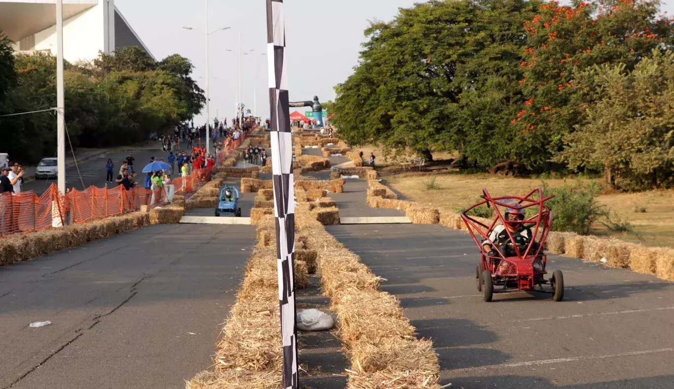 Por sexto año, la Escuela de Ingeniería y Ciencias y la Sociedad de Estudiantes de Ingeniería del Tecnológico de Monterrey en Cuernavaca llevaron a cabo la carrera de autos sin motor, Downhill Challenge Racer.