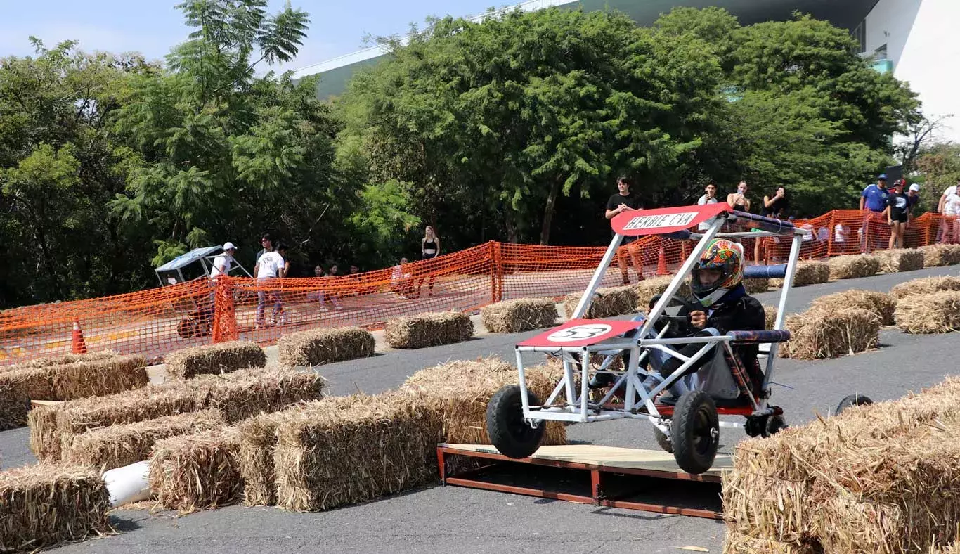 Por sexto año, la Escuela de Ingeniería y Ciencias y la Sociedad de Estudiantes de Ingeniería del Tecnológico de Monterrey en Cuernavaca llevaron a cabo la carrera de autos sin motor, Downhill Challenge Racer.