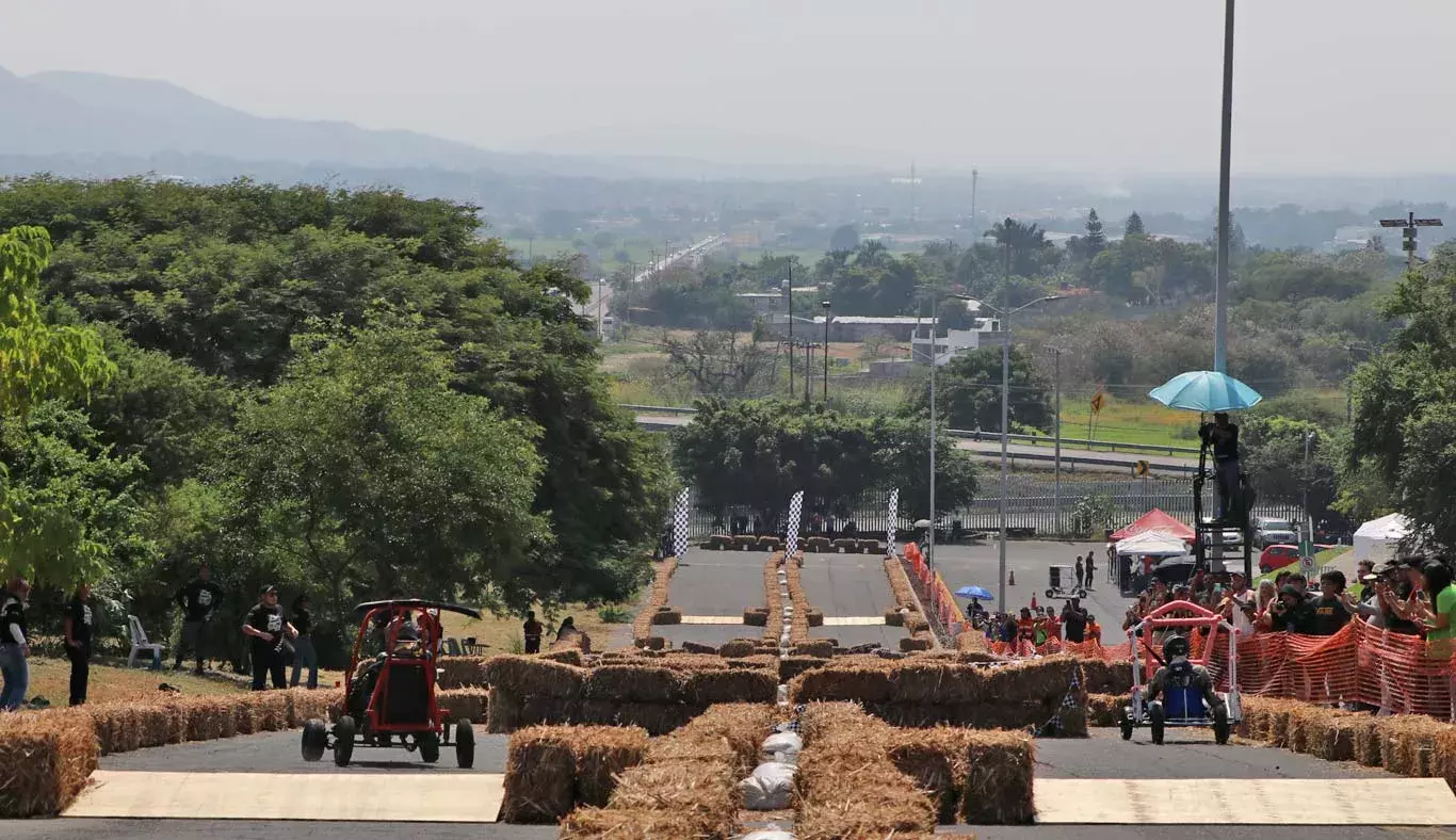 Por sexto año, la Escuela de Ingeniería y Ciencias y la Sociedad de Estudiantes de Ingeniería del Tecnológico de Monterrey en Cuernavaca llevaron a cabo la carrera de autos sin motor, Downhill Challenge Racer.