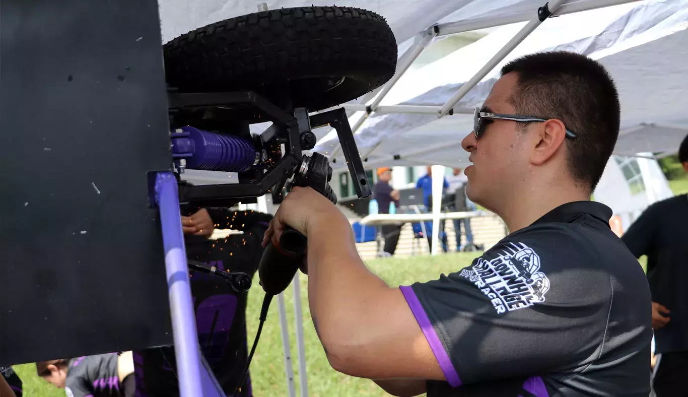 Por sexto año, la Escuela de Ingeniería y Ciencias y la Sociedad de Estudiantes de Ingeniería del Tecnológico de Monterrey en Cuernavaca llevaron a cabo la carrera de autos sin motor, Downhill Challenge Racer.