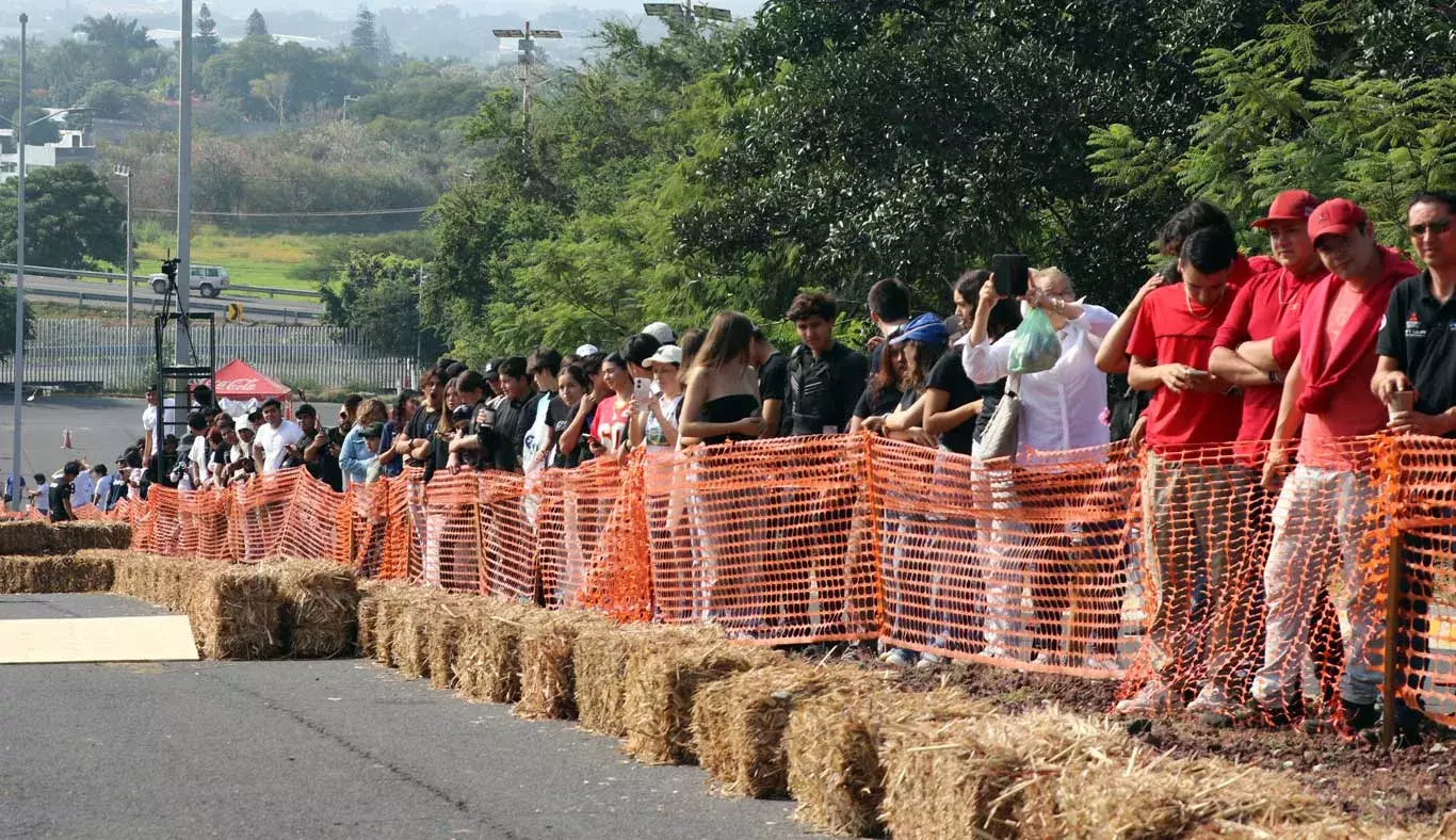 Por sexto año, la Escuela de Ingeniería y Ciencias y la Sociedad de Estudiantes de Ingeniería del Tecnológico de Monterrey en Cuernavaca llevaron a cabo la carrera de autos sin motor, Downhill Challenge Racer.