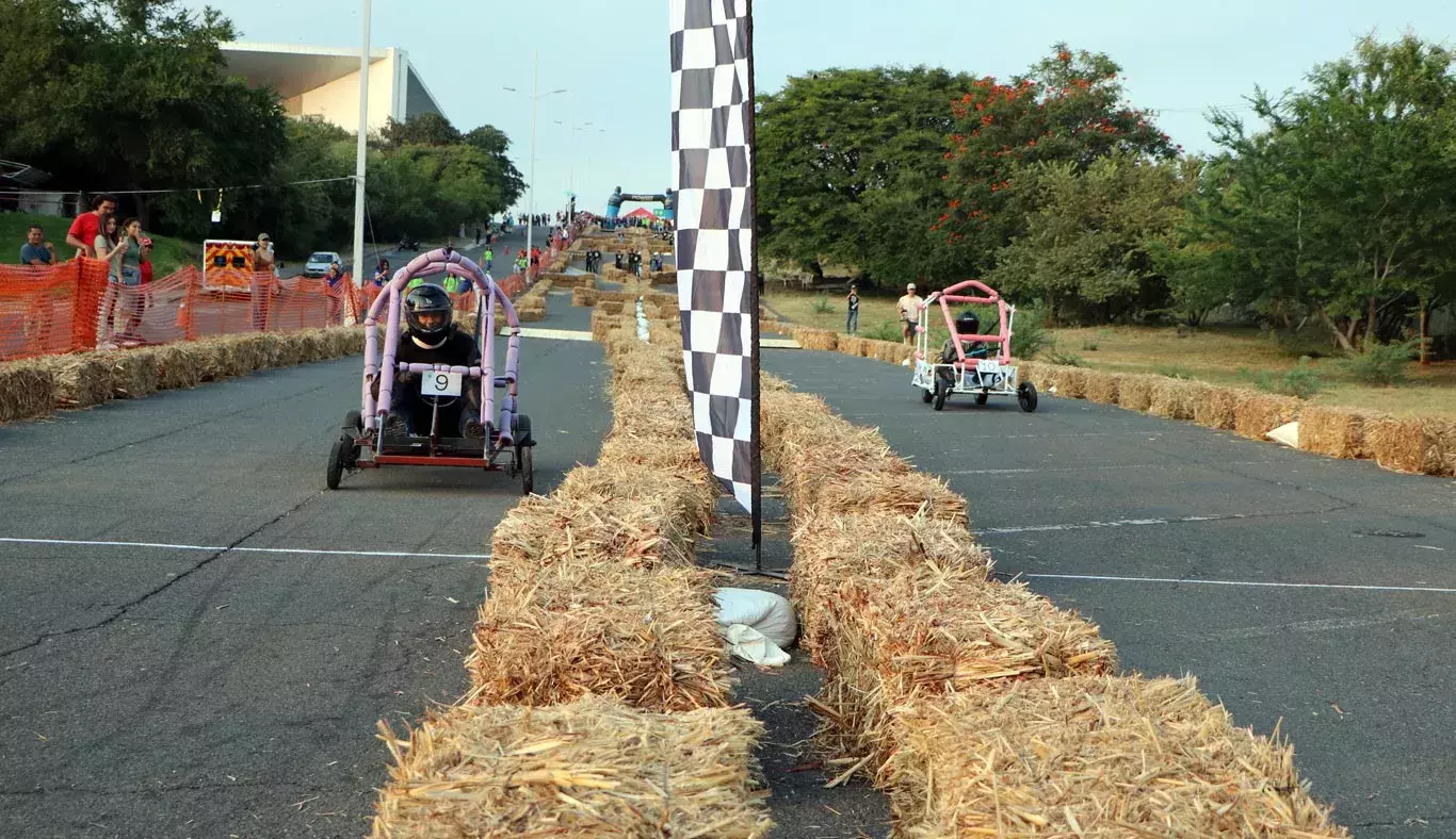 Por sexto año, la Escuela de Ingeniería y Ciencias y la Sociedad de Estudiantes de Ingeniería del Tecnológico de Monterrey en Cuernavaca llevaron a cabo la carrera de autos sin motor, Downhill Challenge Racer.