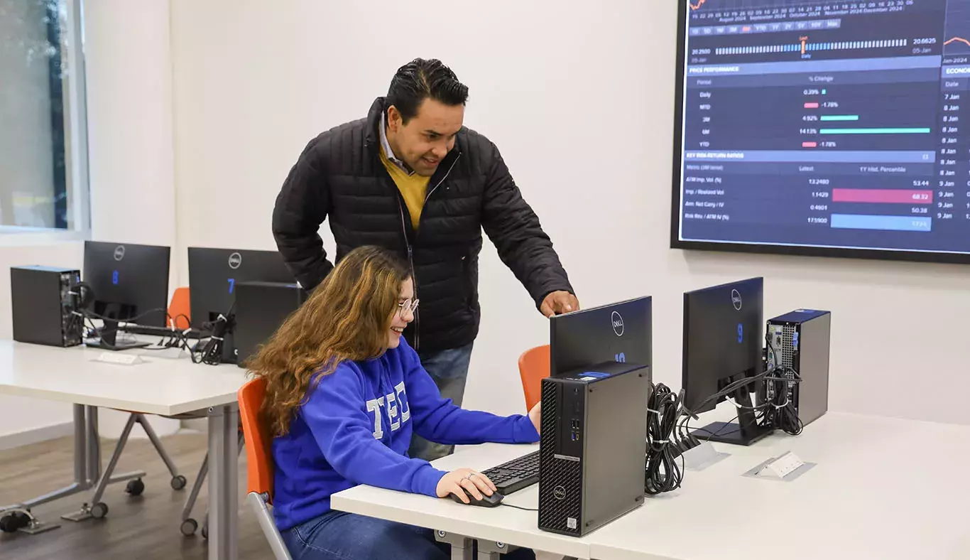 Profesor y estudiante en las instalaciones.