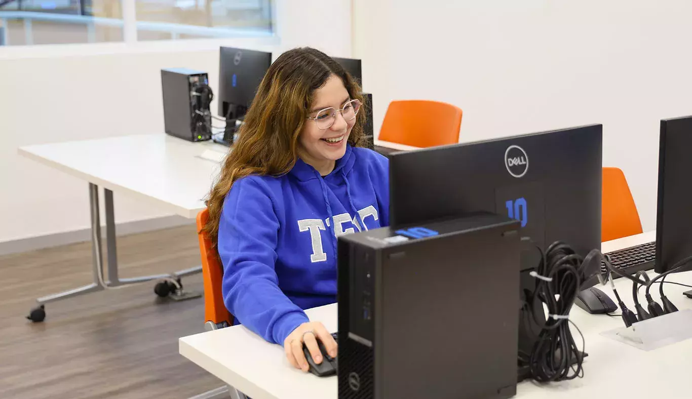 Estudiante usando las computadoras del espacio.