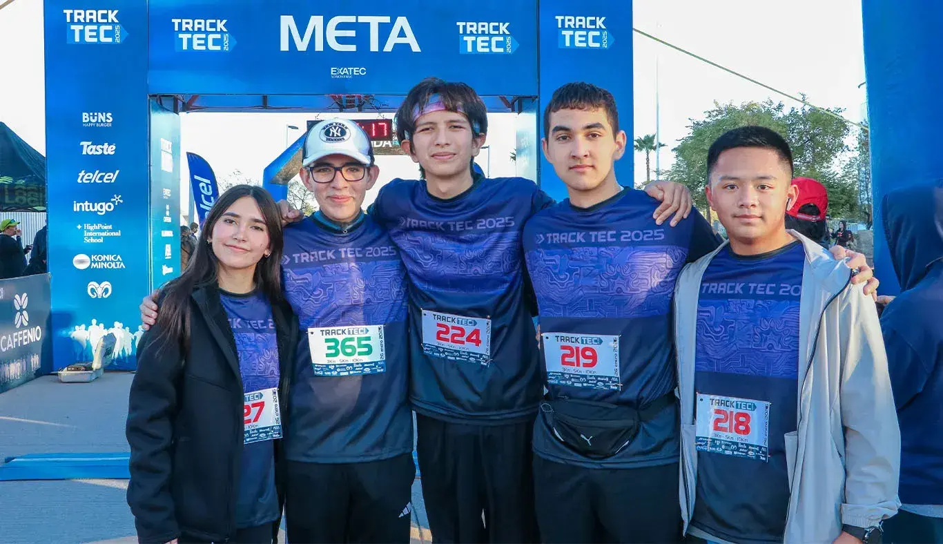 Alumnos de PrepaTec posando juntos en la carrera Track Tec