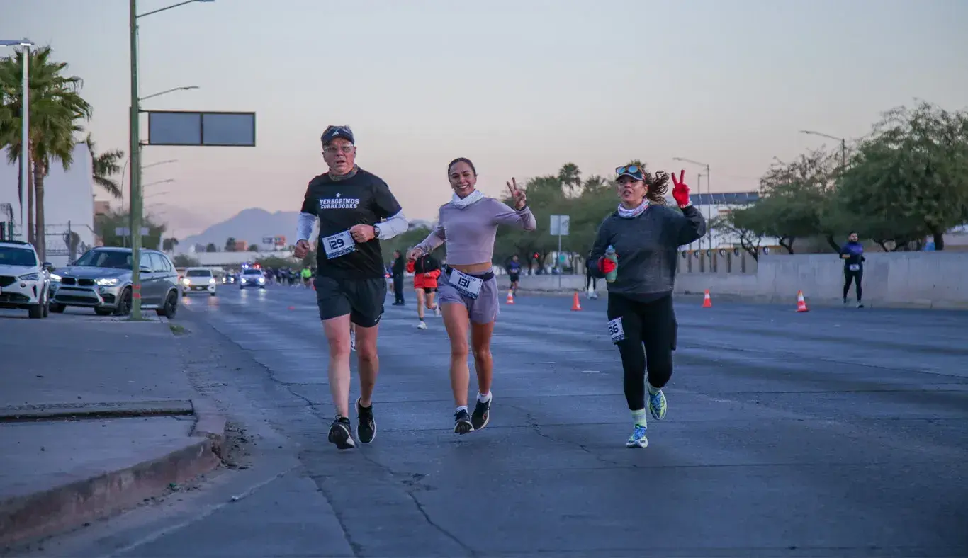 Tres personas corriendo