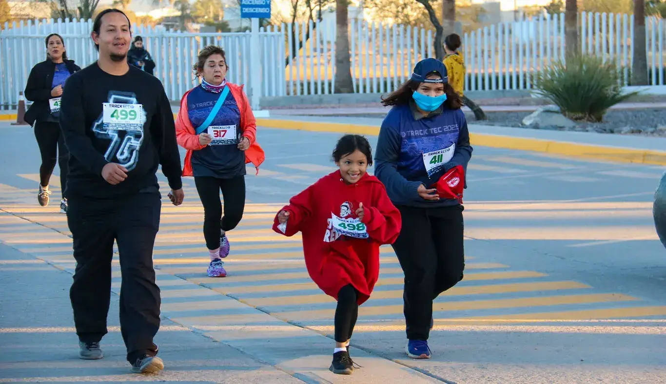 Niña corriendo con su familia