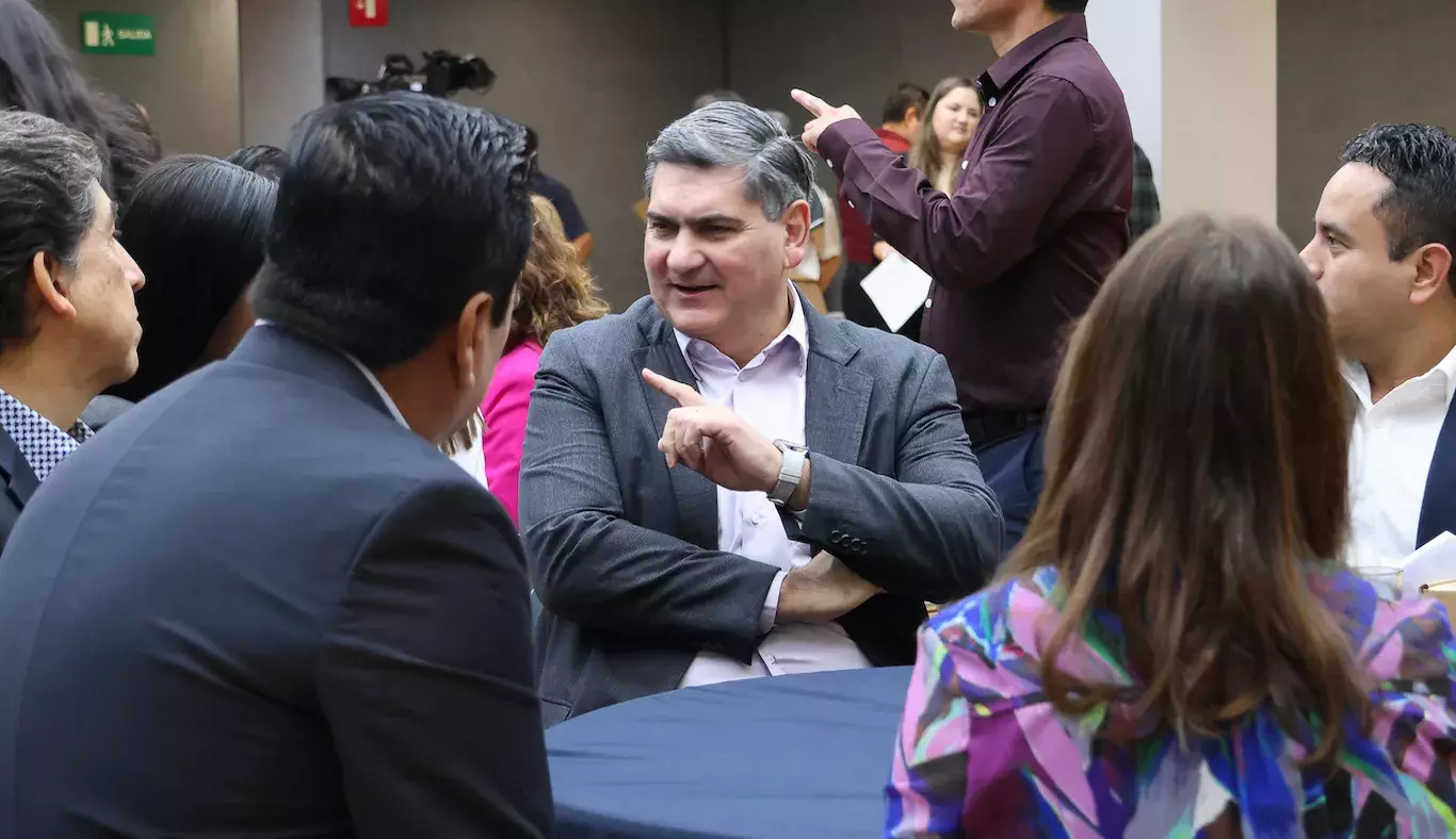 Se reconoce a líderes sobresalientes de la institución. 