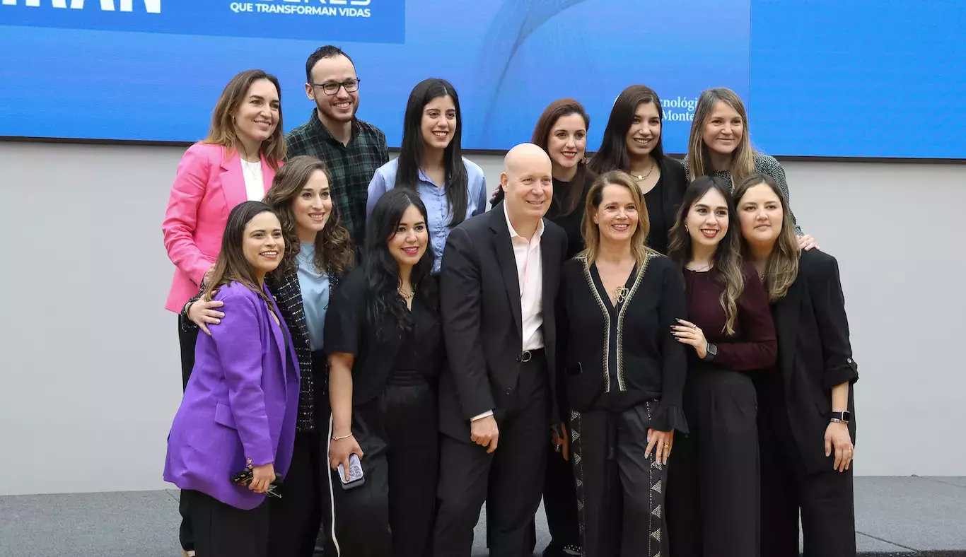 Se reconoce a líderes sobresalientes de la institución. 