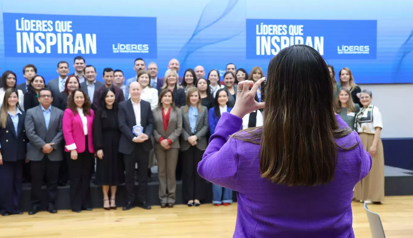 Se reconoce a líderes sobresalientes de la institución. 