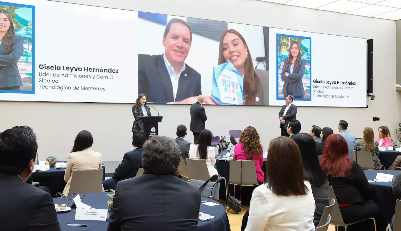 Se reconoce a líderes sobresalientes de la institución. 