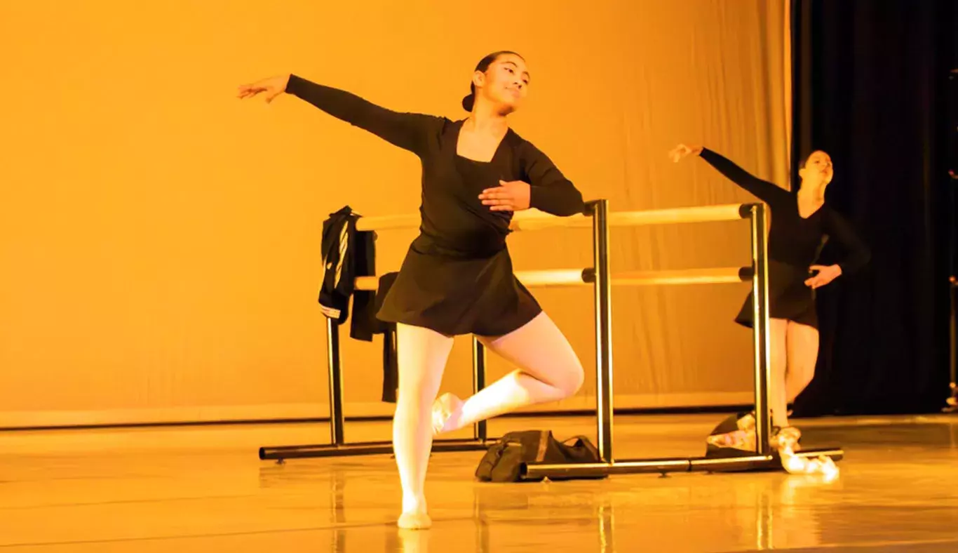 Dos bailarinas del Tec de Monterrey campus Laguna presentan muestra de danza