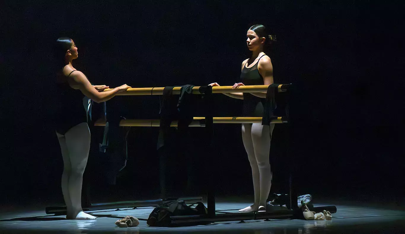 Dos bailarinas del Tec de Monterrey campus Laguna son iluminadas en presentación de ballet