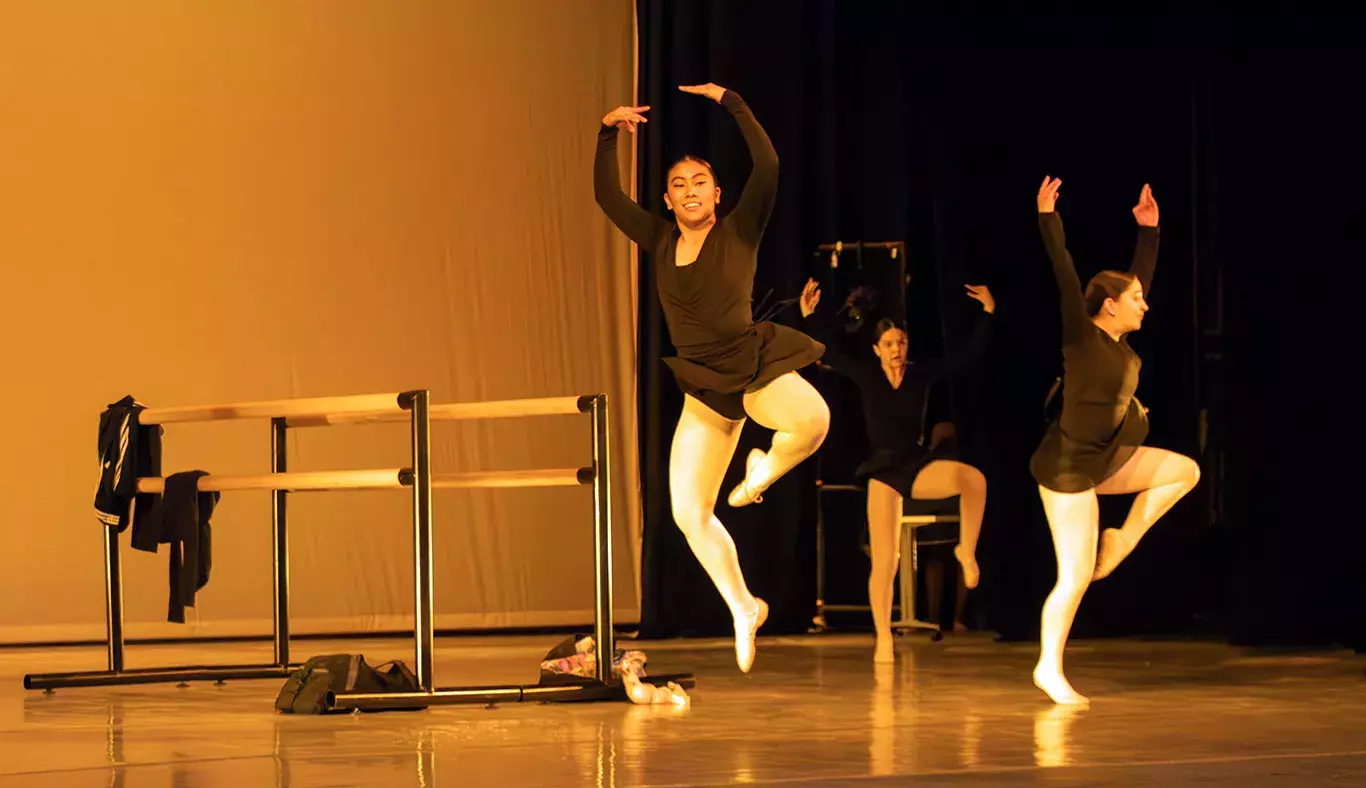 Bailarinas del Tec de Monterrey campus Laguna realizan figuras de ballet