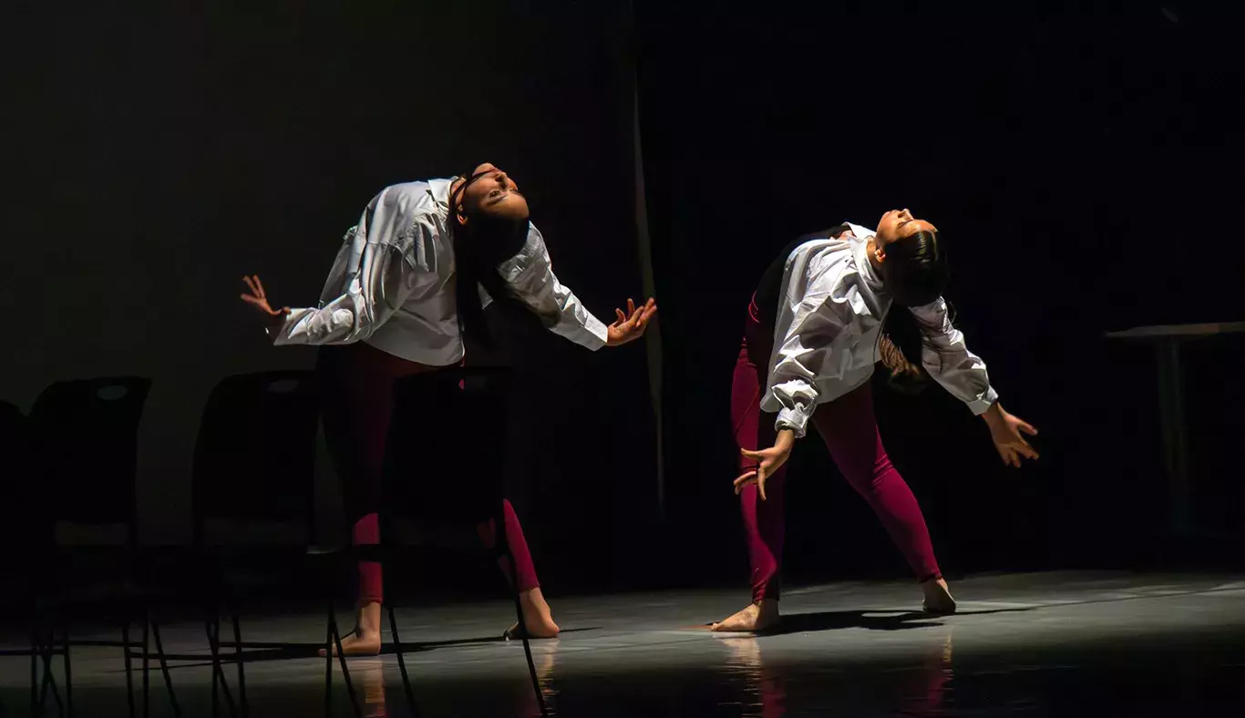 Danzan bajo una iluminación del Teatro Isauro Martínez