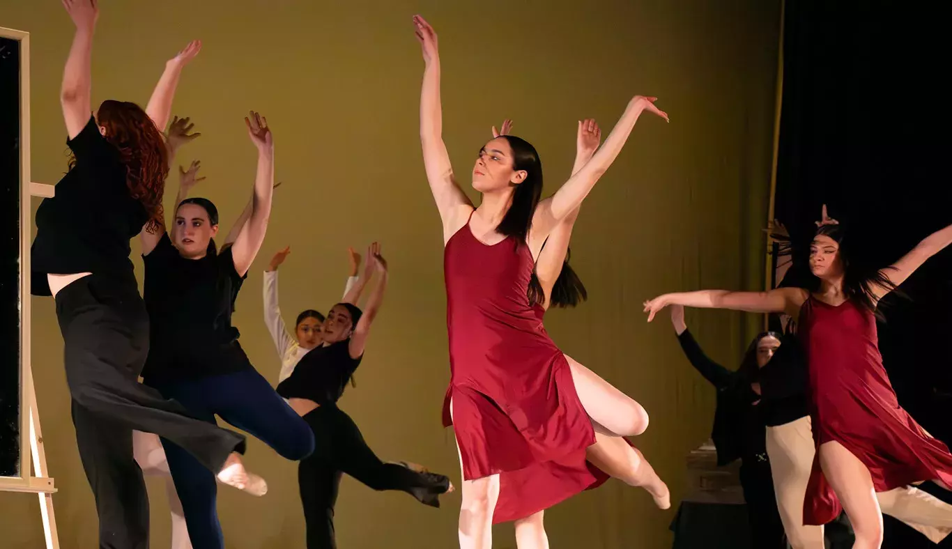 Bailarinas con diferentes vestuarios realizan formas en el Teatro Isauro Martínez